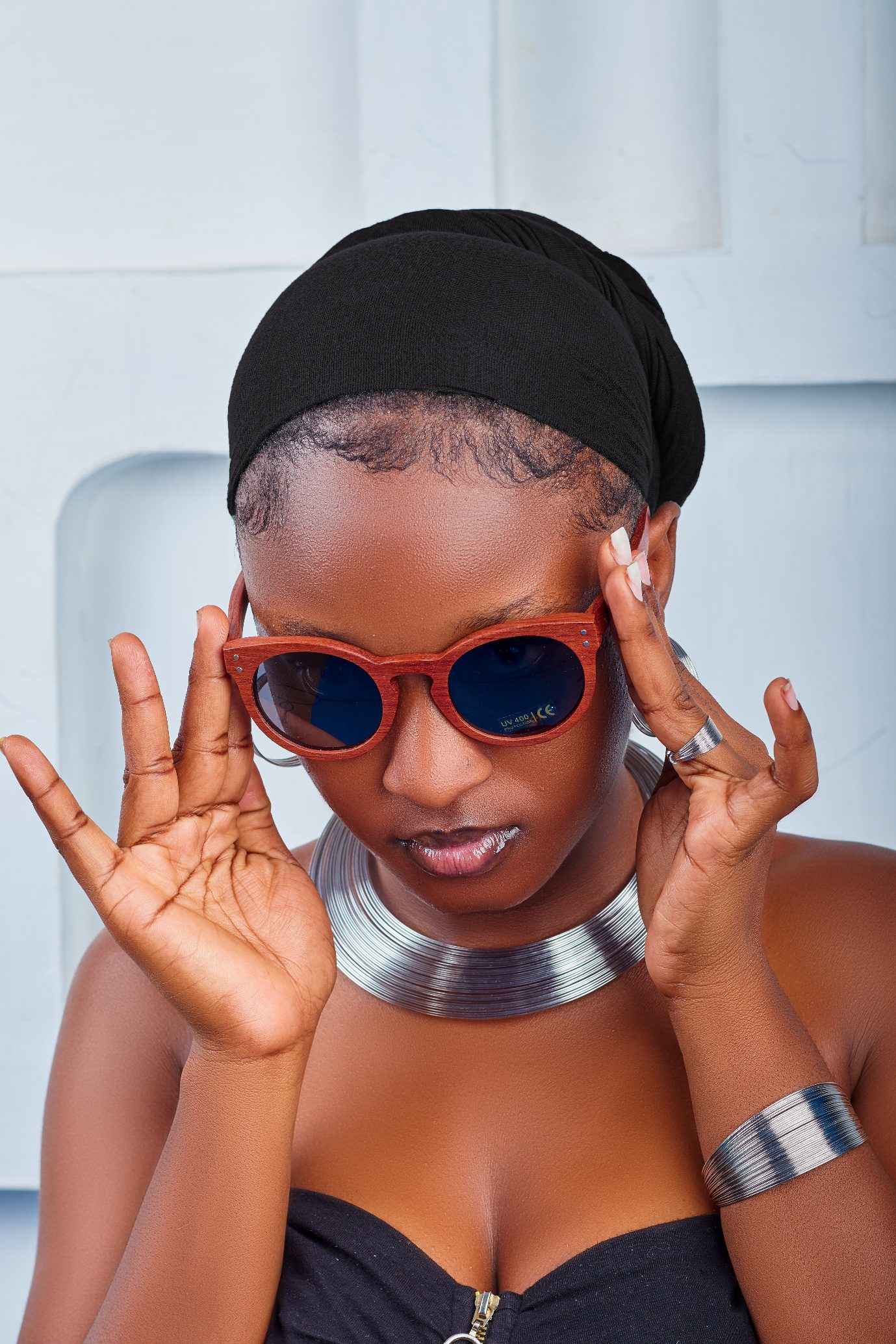 Kevazingo aurinkolasit (Harmaa linssi) 2 Kevazingo. Puukehyksiset käsintehdyt aurinkolasit. Suunniteltu Suomessa planeettaa kunnioittaen. Kestävästi valmistettu afrikkalaisista kierrätysmateriaaleista. Handcrafted wooden framed sunglasses. Designed in Finland with respect for the planet. Sustainably made from recycled African materials.