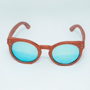 Puiset aurinkolasit 12 Puukehyksiset käsintehdyt aurinkolasit sinisillä linsseillä. Suunniteltu Suomessa planeettaa kunnioittaen. Kestävästi valmistettu afrikkalaisista kierrätysmateriaaleista. Handcrafted wooden framed sunglasses with blue lenses. Designed in Finland with respect for the planet. Sustainably made from recycled African materials.