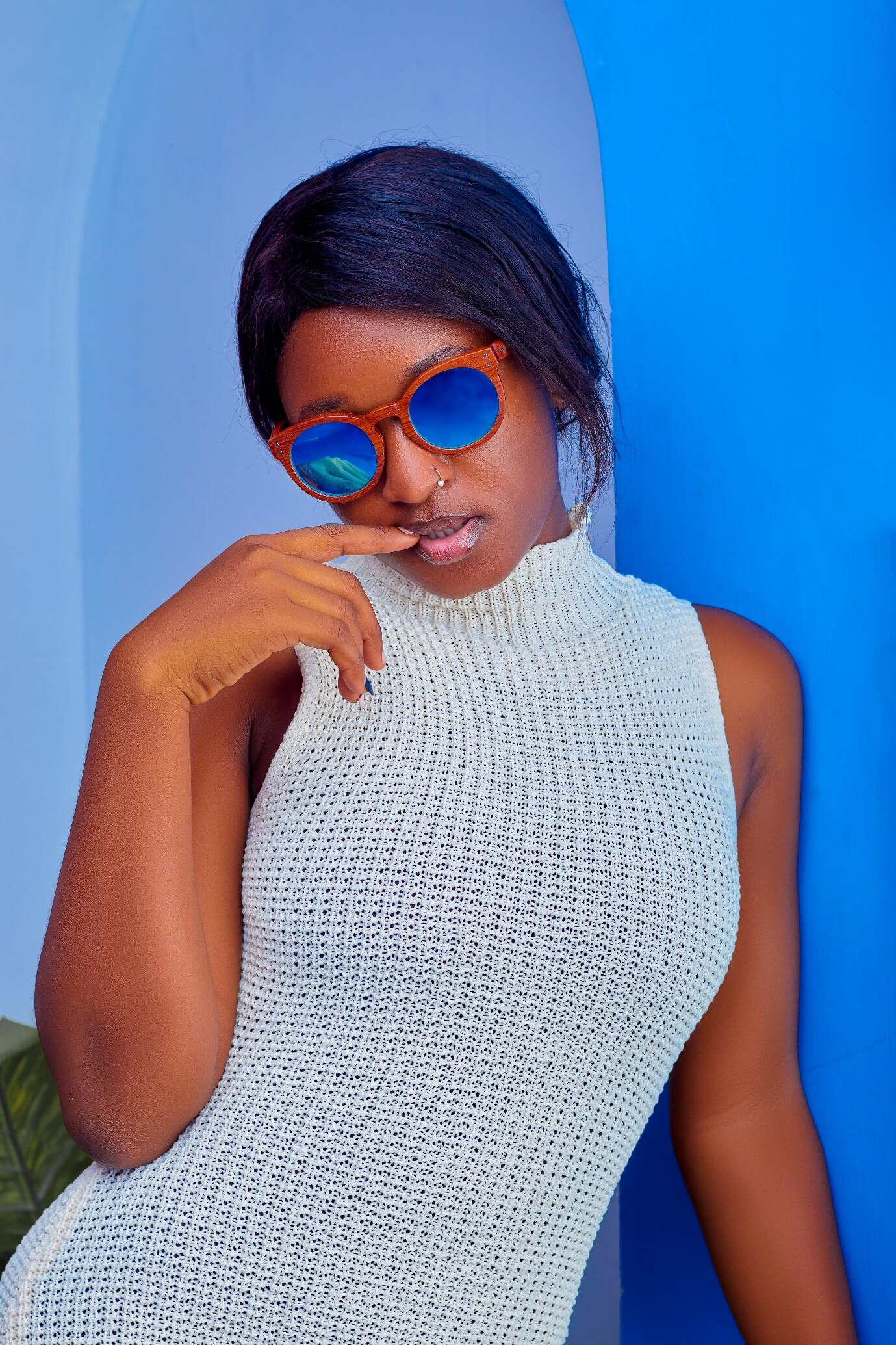 Kevazingo aurinkolasit (Sininen peililinssi) 2 Kevazingo. Puukehyksiset käsintehdyt aurinkolasit. Suunniteltu Suomessa planeettaa kunnioittaen. Kestävästi valmistettu afrikkalaisista kierrätysmateriaaleista. Handcrafted wooden framed sunglasses. Designed in Finland with respect for the planet. Sustainably made from recycled African materials.