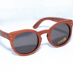 Puiset aurinkolasit 11 Kevazingo. Puukehyksiset käsintehdyt aurinkolasit harmailla UV400-linsseillä. Suunniteltu Suomessa planeettaa kunnioittaen. Kestävästi valmistettu afrikkalaisista kierrätysmateriaaleista. Handcrafted wooden framed sunglasses with grey UV400 lenses. Designed in Finland with respect for the planet. Sustainably made from recycled African materials.