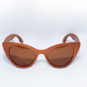 Puiset aurinkolasit 13 Kiboko Mini. Puukehyksiset käsintehdyt aurinkolasit ruskeilla UV400-linsseillä. Suunniteltu Suomessa planeettaa kunnioittaen. Kestävästi valmistettu afrikkalaisista kierrätysmateriaaleista. Handcrafted wooden framed sunglasses with brown UV400 lenses. Designed in Finland with respect for the planet. Sustainably made from recycled African materials.