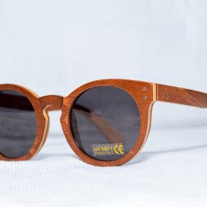 Puiset aurinkolasit 16 Skateboard. Puukehyksiset käsintehdyt aurinkolasit. Suunniteltu Suomessa planeettaa kunnioittaen. Kestävästi valmistettu afrikkalaisista kierrätysmateriaaleista. Handcrafted wooden framed sunglasses. Designed in Finland with respect for the planet. Sustainably made from recycled African materials.