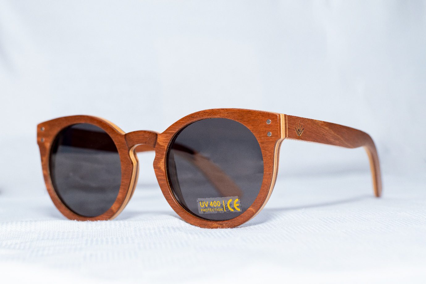 Skateboard aurinkolasit (Harmaa linssi) 1 Skateboard. Puukehyksiset käsintehdyt aurinkolasit. Suunniteltu Suomessa planeettaa kunnioittaen. Kestävästi valmistettu afrikkalaisista kierrätysmateriaaleista. Handcrafted wooden framed sunglasses. Designed in Finland with respect for the planet. Sustainably made from recycled African materials.