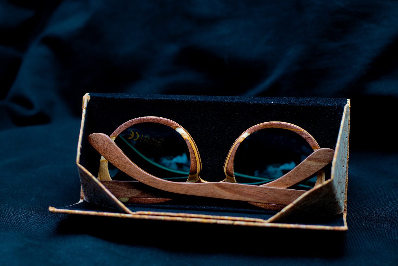 Skateboard aurinkolasit (Harmaa linssi) 3 Skateboard. Puukehyksiset käsintehdyt aurinkolasit. Suunniteltu Suomessa planeettaa kunnioittaen. Kestävästi valmistettu afrikkalaisista kierrätysmateriaaleista. Handcrafted wooden framed sunglasses. Designed in Finland with respect for the planet. Sustainably made from recycled African materials.