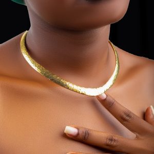 Etninen leveä, teksturoitu, vasaroitu käsityönä tehty messinkinen kaulakoru mallin kaulassa. Ehtnic thick textured, hammered brass choker necklace worn on a model's neck. CIMAX Design