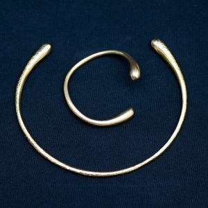 Kiillotettu sileä kultainen messinkirannekoru. Polished plain golden brass bangle. CIMAX Design