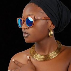 Egyptian Style multi-layer brass wire choker necklace set, brass color, worn by a female model. Egyptiläistyylinen monikerroksinen messinkilanka-kaulakoru, messinkivärinen, naismallin päällä. CIMAX Design