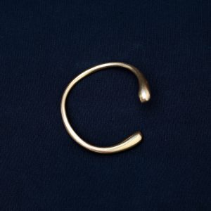 Kiillotettu sileä kultainen messinkirannekoru. Polished plain golden brass bangle. CIMAX Design